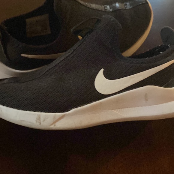 Nike women gym shoes size 7.5 US ,black in color - Picture 8 of 9